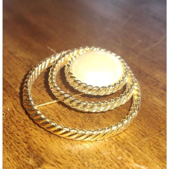 MONET Signed Faux Pearl Three Circle Gold Tone Brooch Pin - Picture 4 of 5